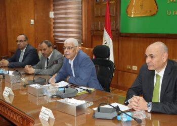 رئيس جامعة المنوفية يتراس إجتماع لجنة التدويل ويناقس سُبل تحديث منظومة القبول والخدمات المقدمة للطلاب الوافدين