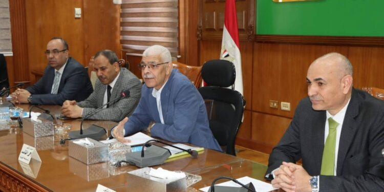 رئيس جامعة المنوفية يتراس إجتماع لجنة التدويل ويناقس سُبل تحديث منظومة القبول والخدمات المقدمة للطلاب الوافدين