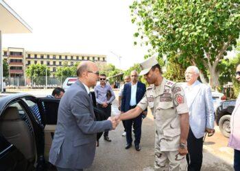 رئيس جامعة أسيوط فى جولة تفقدية لمقر إدارة التربية العسكرية بالجامعة. (صور)