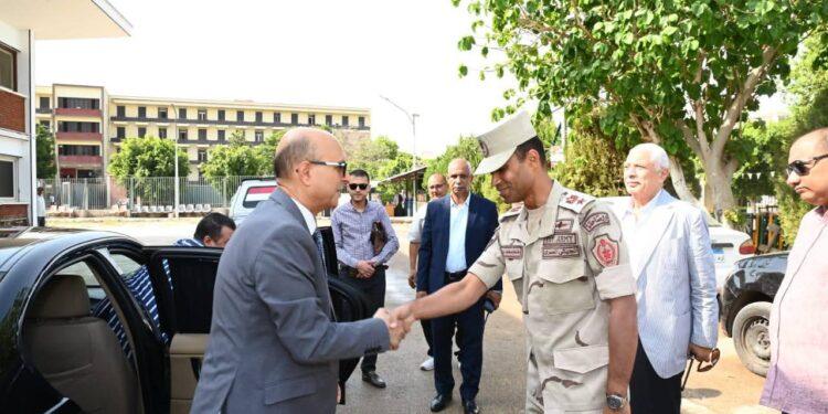 رئيس جامعة أسيوط فى جولة تفقدية لمقر إدارة التربية العسكرية بالجامعة. (صور)
