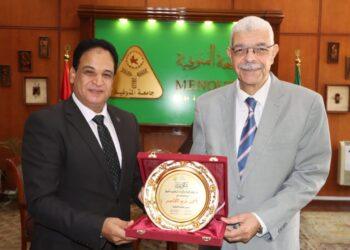 تكريم رئيس جامعة المنوفية خلال الإحتفال بتكريم أوائل الشهادات العامة بنوعية المنوفية