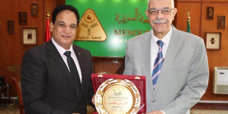 تكريم رئيس جامعة المنوفية خلال الإحتفال بتكريم أوائل الشهادات العامة بنوعية المنوفية