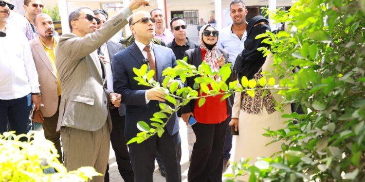 محافظ كفرالشيخ يدشن مبادرة لزراعة الأشجار المثمرة بعاصمة المحافظة.. ضمن المبادرة الرئاسية «100 مليون شجرة».. وبداية جديدة لبناء الإنسان.. تحت شعار «كفرالشيخ للأخضر»