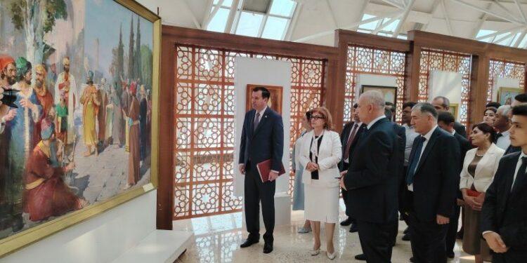 افتتاح معرض وطني في طاجيكستان بمناسبة الذكرى 1045 لميلاد أبو علي ابن سينا