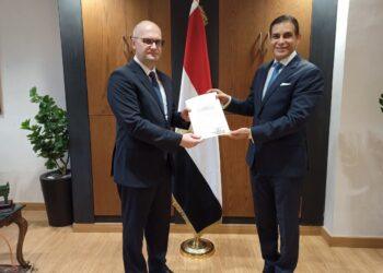 سفير بيلاروسيا الجديد فى مصر يقدم نسخً من أوراق اعتماده إلى مساعد وزير الخارجية والهجرة والمصريين في الخارج لشؤون المراسم