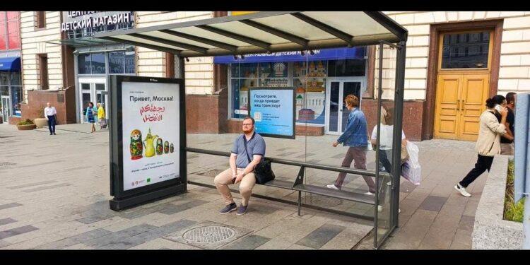 “وجهتكم الأفضل!”.. اللغة العربية والدلة تزين شوارع موسكو ترحيبا بالزوار العرب