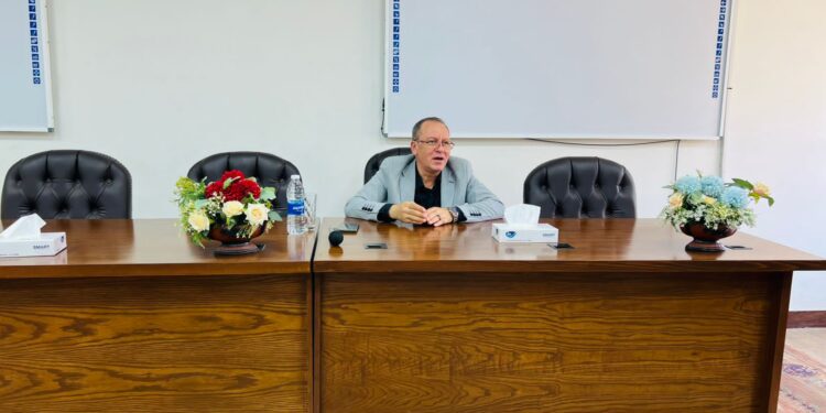 رئيس جامعة الدلتا التكنولوجية يعقد اجتماعًا مع جميع منتسبى الجامعة ويؤكد على تعزيز بيئة العمل الأكاديمية والإدارية