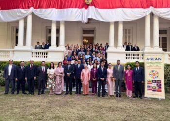 بالصور …رابطة الآسيان في القاهرة تحضر حفل رفع العلم في سفارة إندونيسيا احتفالًا بيوم الآسيان