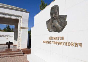 الرئيس الكازاخى يقدم واجب العزاء في الكاتب القيرغيزي الشهير جنكيز أيتماتوف.