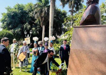 سفير كازاخستان بمصر يضع الزهور على النصب التذكاري للشاعر والمفكر ” آباي كونانبايولي ” في حديقة “الحرية” بالقاهرة