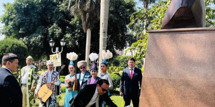 سفير كازاخستان بمصر يضع الزهور على النصب التذكاري للشاعر والمفكر ” آباي كونانبايولي ” في حديقة “الحرية” بالقاهرة