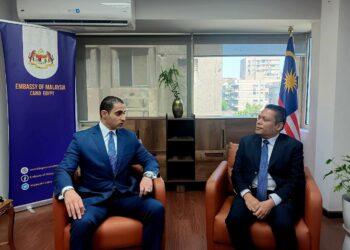 مندوب رئاسة الجمهورية بمصر يقدم التهانى لسفير ماليزيا بالقاهرة بمناسبة العيد الوطنى لبلاده