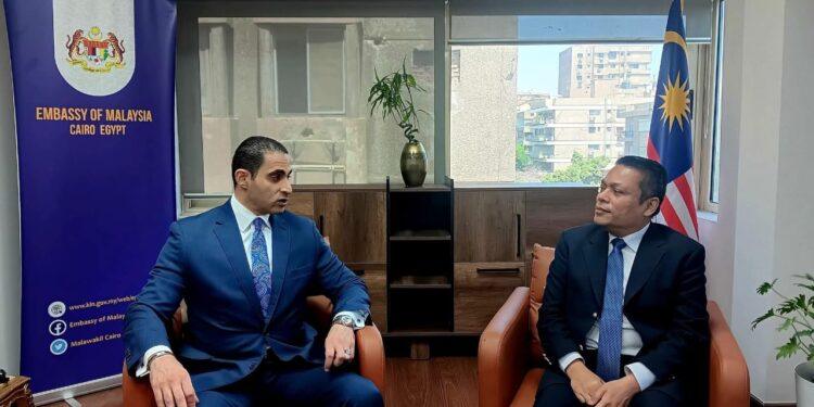 مندوب رئاسة الجمهورية بمصر يقدم التهانى لسفير ماليزيا بالقاهرة بمناسبة العيد الوطنى لبلاده