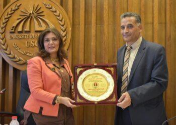 تكريم الدكتوره شادن معاويه رئيس جامعة مدينة السادات فى الجلسة الختامية لمجلس الجامعة