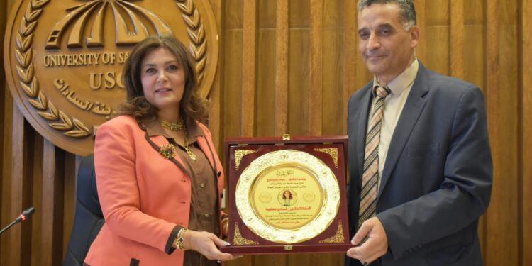 تكريم الدكتوره شادن معاويه رئيس جامعة مدينة السادات فى الجلسة الختامية لمجلس الجامعة