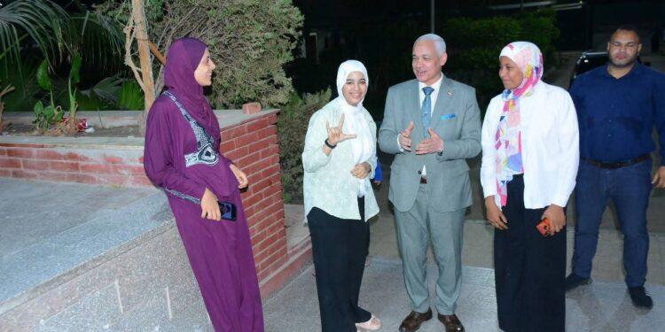 نائب رئيس جامعة أسيوط يرافقه محمود عنتر مدير عام المدن الجامعية يتفقد تجهيزات الملاعب بالمدن الجامعية استعداداً للعام الدراسي الجديد. (صور)