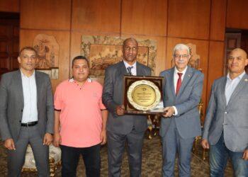 رئيس جامعة المنوفية يلتقي رئيس الإتحاد المصري لرياضات المكفوفين لبحث آفاق التعاون