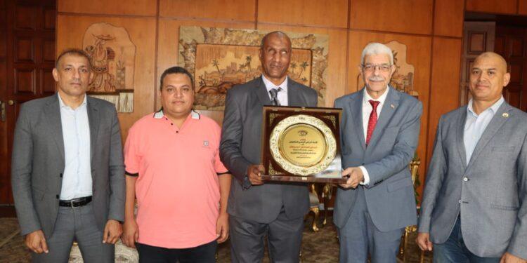 رئيس جامعة المنوفية يلتقي رئيس الإتحاد المصري لرياضات المكفوفين لبحث آفاق التعاون