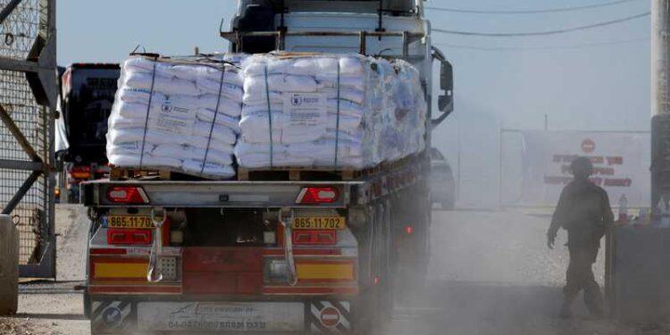 إسرائيل تعيد إغلاق كرم أبو سالم.. وتمنع إدخال المساعدات لغزة