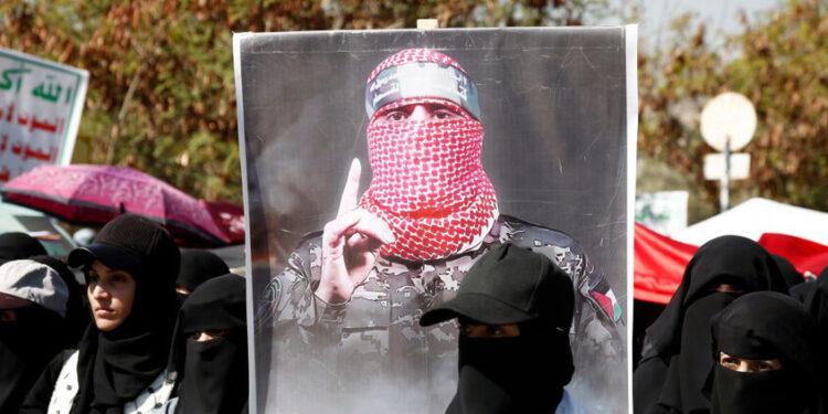 “اختارنا الله”.. رسالة مؤثرة من شقيق أبو عبيدة بعد تأكيد اغتياله (فيديو)