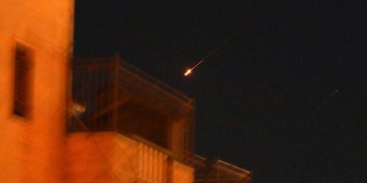 إعلام إسرائيلي: انفجار صاروخين في سماء السعودية أطلقا من اليمن باتجاه إسرائيل