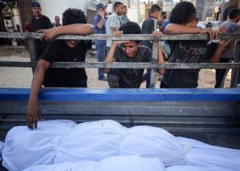 غزة: مقتل صحفي وعشرات الفلسطينيين في قصف إسرائيلي على القطاع