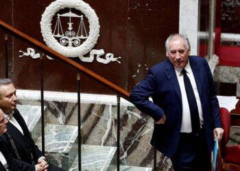 ضربة موجعة لماكرون.. البرلمان الفرنسي يحجب الثقة عن حكومة فرانسوا بايرو