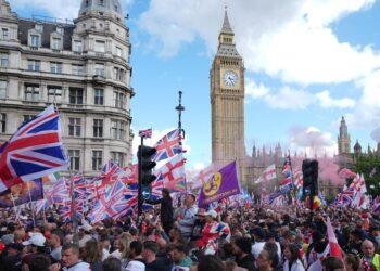 تصعيد في لندن: إصابات خطيرة بين الشرطة واعتقالات جماعية في احتجاجات اليمين