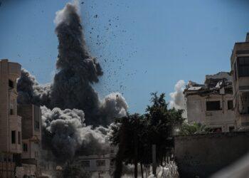 غزة تتحول إلى “أرض قاحلة”.. 54 قتيلا منذ الفجر وتحذيرات أممية من مجاعة تقتل الأطفال