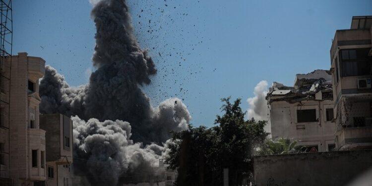 غزة تتحول إلى “أرض قاحلة”.. 54 قتيلا منذ الفجر وتحذيرات أممية من مجاعة تقتل الأطفال