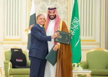 “رسالة نووية إلى واشنطن وإسرائيل”.. الاتفاق الدفاعي بين السعودية وباكستان يثير تفاعلا