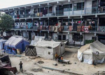 “الأونروا”: غارات إسرائيلية استهدفت 12 منشأة تابعة لنا في غزة بينها مدارس ومراكز إيواء