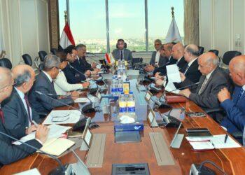 وزير التموين يجتمع مع قيادات الشركة القابضة والشركات التابعة لمتابعة توافر السلع وضبط الأسواق