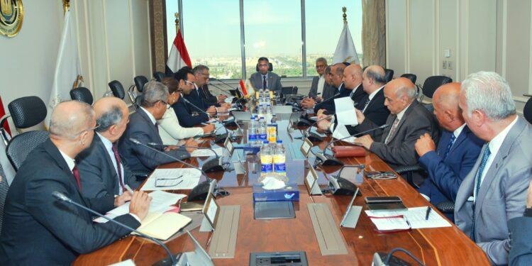وزير التموين يجتمع مع قيادات الشركة القابضة والشركات التابعة لمتابعة توافر السلع وضبط الأسواق