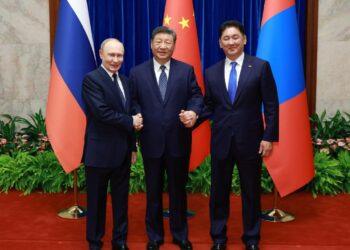 شي يدعو إلى تعزيز الثقة السياسية المتبادلة والتعاون بين الصين وروسيا ومنغوليا