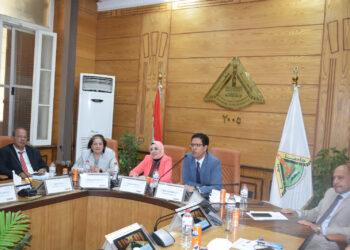 خلال رئاسته مجلس عمداء جامعة بنها :” الجيزاوي ” يستعرض الاستعدادات النهائية للعام الدراسي الجديد .. ويؤكد علي تعزيز دور وحدات الدعم النفسي والاجتماعي بالكليات والمدن الجامعية