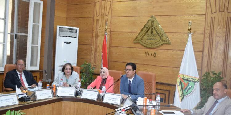 خلال رئاسته مجلس عمداء جامعة بنها :” الجيزاوي ” يستعرض الاستعدادات النهائية للعام الدراسي الجديد .. ويؤكد علي تعزيز دور وحدات الدعم النفسي والاجتماعي بالكليات والمدن الجامعية