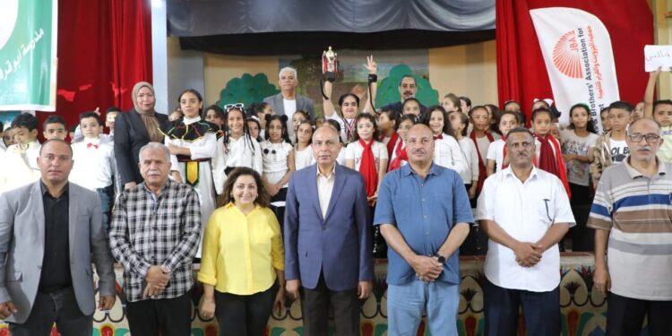 اللواء عماد كدوانى محافظ المنيا وصابر زيان وكيل وزارة التربية والتعليم يشهدان حفل ختام الأندية الصيفية لتحسين مهارات القراءة والكتابة بأبوقرقاص بمشاركة 41 مدرسة