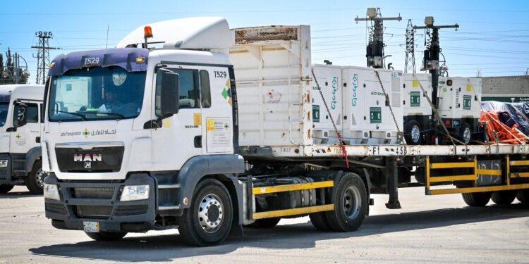 المشرف العام على مركز الملك سلمان للإغاثة يدشّن 50 شاحنة ضمن الجسر البري الإغاثي لدعم الشعب السوري الشقيق