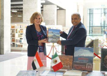 منح كتب من المكسيك إلى مكتبة العاصمة الإدارية الجديدة بمصر.