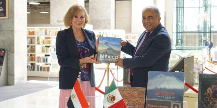 منح كتب من المكسيك إلى مكتبة العاصمة الإدارية الجديدة بمصر.