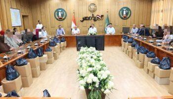 محافظ المنوفية يوزع مساعدات مالية وعينية لـ55 حالة إنسانية