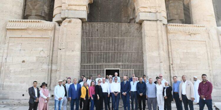 سفير النرويج ومحافظ قنا ورئيس “سكاتك” يزورون معبد دندرة ويشهدون عروضًا فنية وتراثية