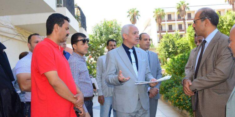 الدكتور احمد عبدالمولى نائب رئيس جامعة أسيوط يتفقد استعدادات المدن الجامعية للعام الدراسي الجديد