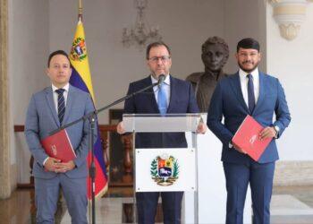 فنزويلا تدين قيام مدمرة تابعة للبحرية الأمريكية بالصعود غير القانوني على متن سفينة الصيد الفنزويلية كارمن روزا