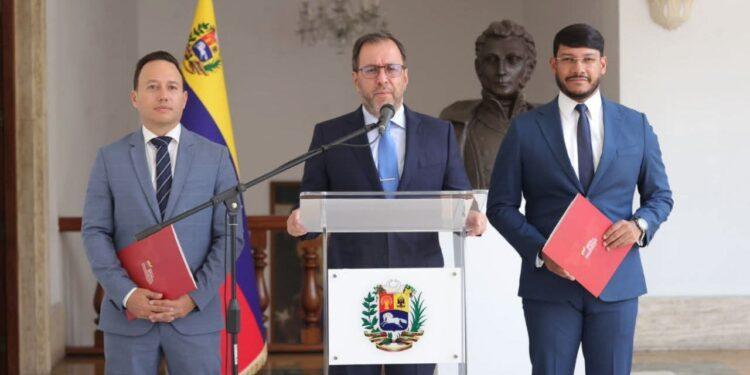 فنزويلا تدين قيام مدمرة تابعة للبحرية الأمريكية بالصعود غير القانوني على متن سفينة الصيد الفنزويلية كارمن روزا