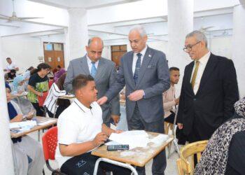 طلاب التعليم الفني يؤدون امتحانات المعادلة للالتحاق بكليات التجارة بجامعة أسيوط للعام الجامعي 2025–2026 (صور)
