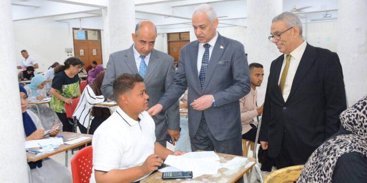 طلاب التعليم الفني يؤدون امتحانات المعادلة للالتحاق بكليات التجارة بجامعة أسيوط للعام الجامعي 2025–2026 (صور)