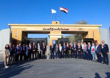 وفد من برلمان تركيا مكون من 30 شخصاً يجري زيارة الى معبر رفح البري، برفقة نائب وزير الخارجية التركي والسفير التركي في القاهرة.