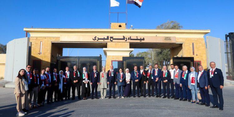 وفد من برلمان تركيا مكون من 30 شخصاً يجري زيارة الى معبر رفح البري، برفقة نائب وزير الخارجية التركي والسفير التركي في القاهرة.